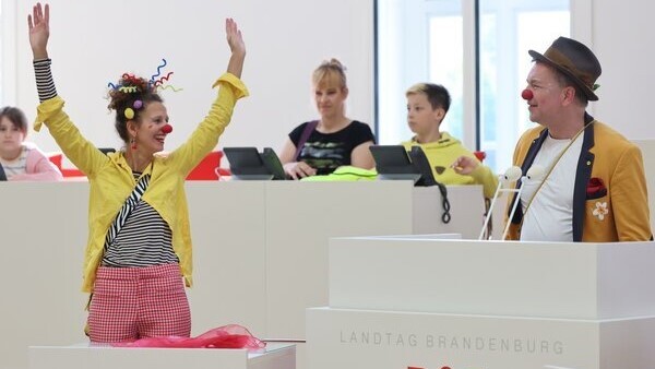 Die Potsdamer Klinik-Clowns beim Kindertag 2024 im Landtag Brandenburg