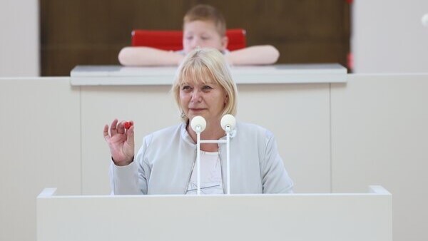 Landtagspräsidentin Prof. Dr. Ulrike Liedtke spricht zum Kindertag im Plenarsaal des Landtages Brandenburg