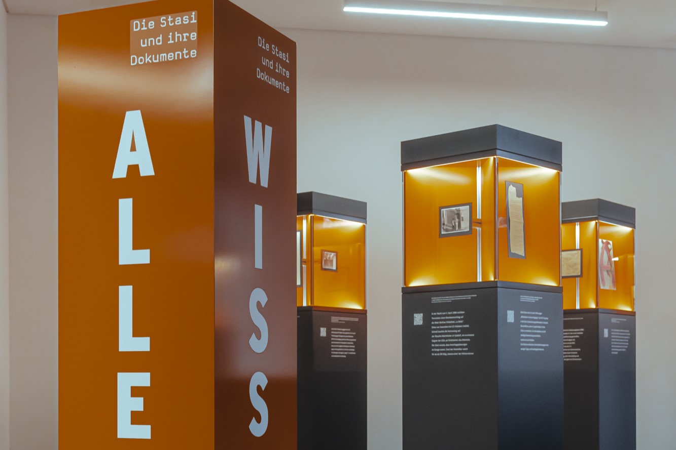 Titelbild der Ausstellung "Alles Wissen Wollen. Die Stasi und ihre Dokumente" (07.07.2026) Titelbild der Ausstellung "Alles Wissen Wollen. Die Stasi und ihre Dokumente" (07.07.2026)